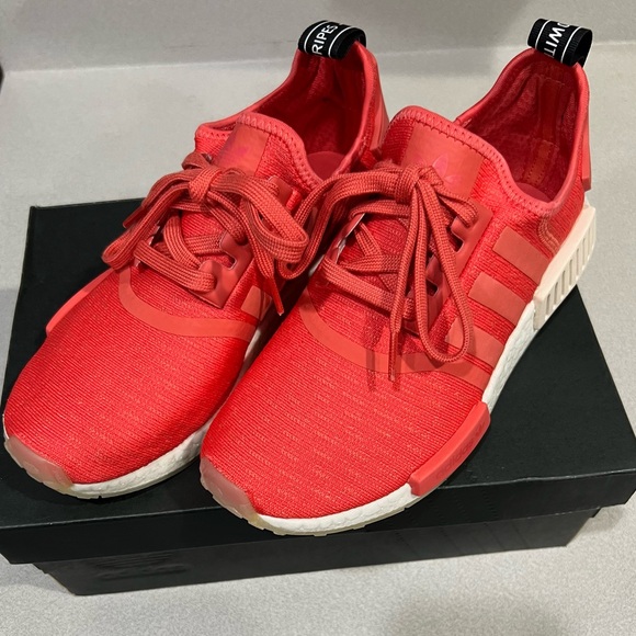 Adidas Women’s NMD R1 Trace Scarlet Running Shoes Size 7.5 *Brand New* - Picture 2 of 8